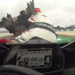 Πουλιά έριξαν δύο μοτοσικλετιστές σε αγώνα Moto GP (Βίντεο).